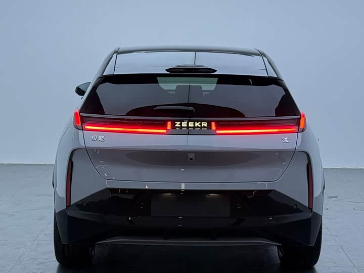Фото 9 - Zeekr X
