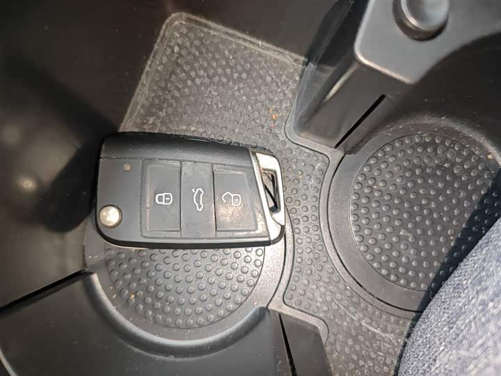 Фото 9 - Volkswagen Sagitar L