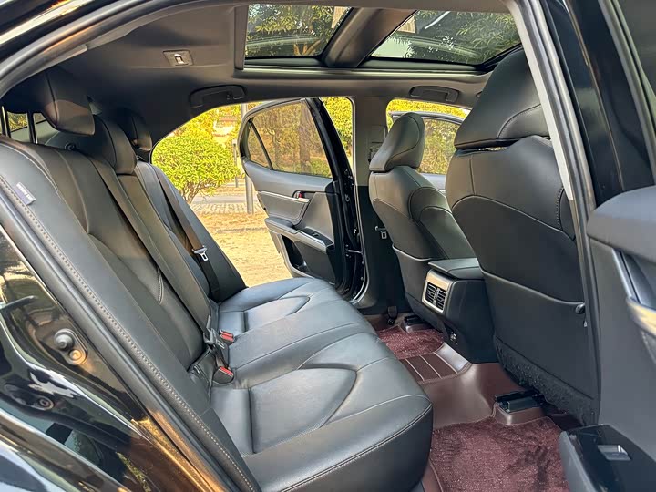 Фото 9 - Toyota Camry