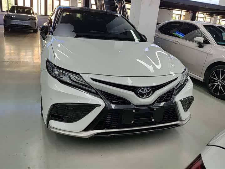 Фото 2 - Toyota Camry