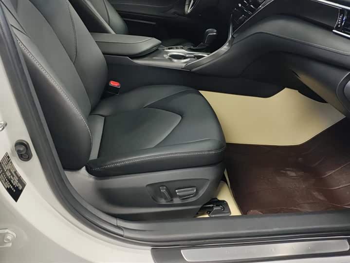 Фото 8 - Toyota Camry