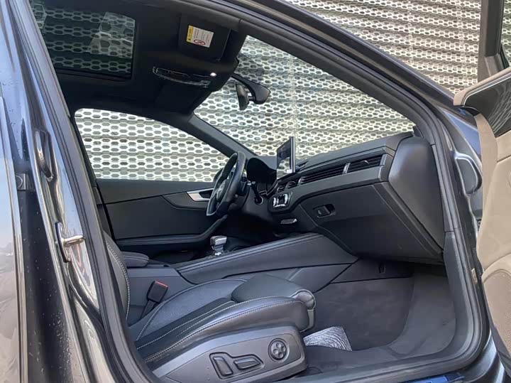 Фото 9 - Audi A4L