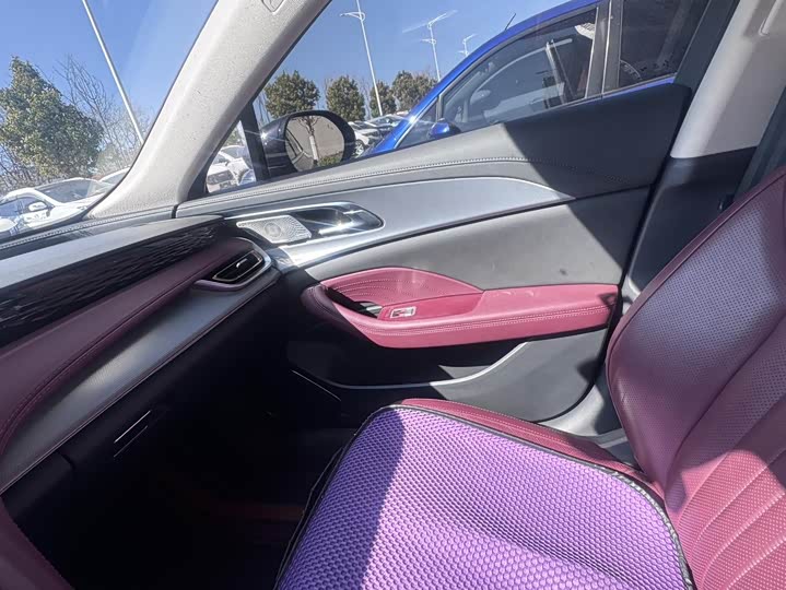 Фото 8 - Hongqi H5