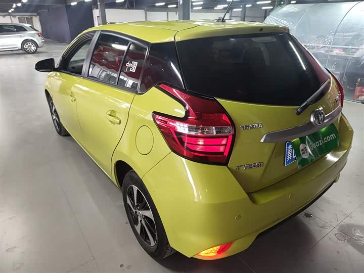 Фото 5 - Toyota Yaris L Hatchback