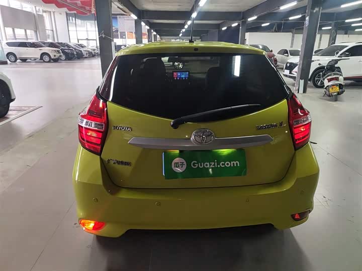 Фото 6 - Toyota Yaris L Hatchback