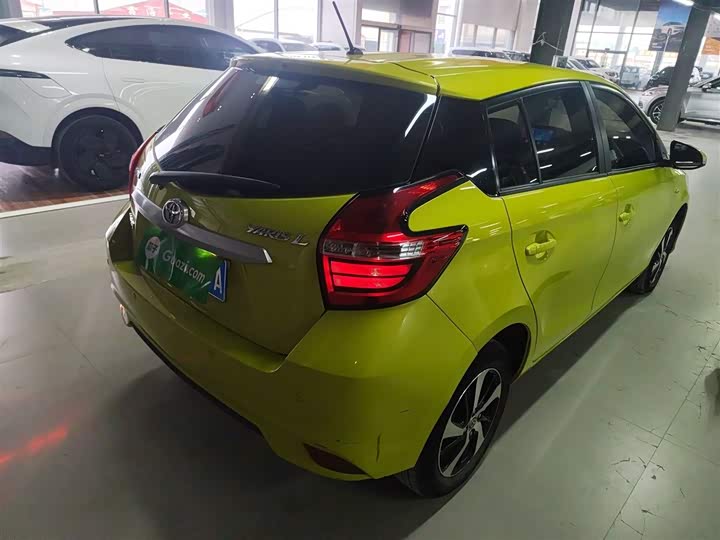 Фото 7 - Toyota Yaris L Hatchback