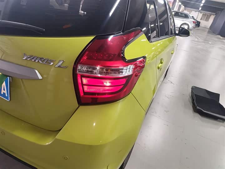 Фото 8 - Toyota Yaris L Hatchback