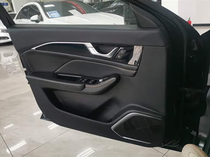 Фото 7 - Bestune B70