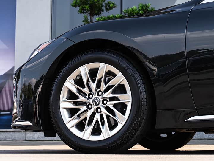 Фото 8 - Lexus LS