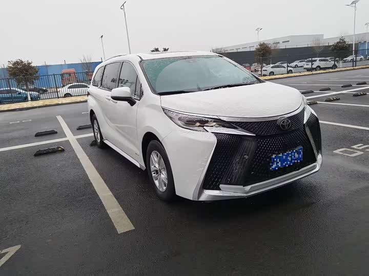 Фото 3 - Toyota Granvia