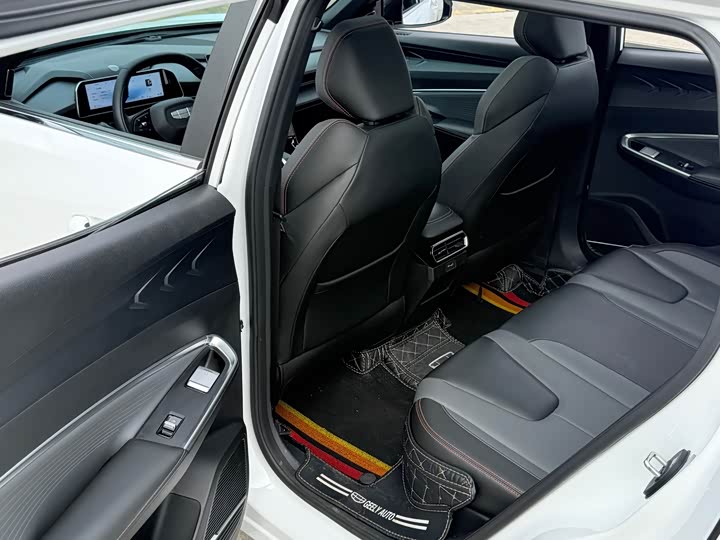 Фото 8 - Geely Atlas