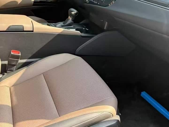 Фото 6 - Lexus ES