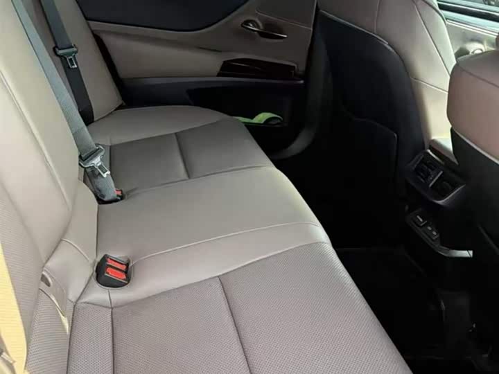 Фото 7 - Lexus ES