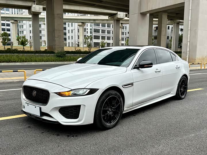 Фото 1 - Jaguar XE L