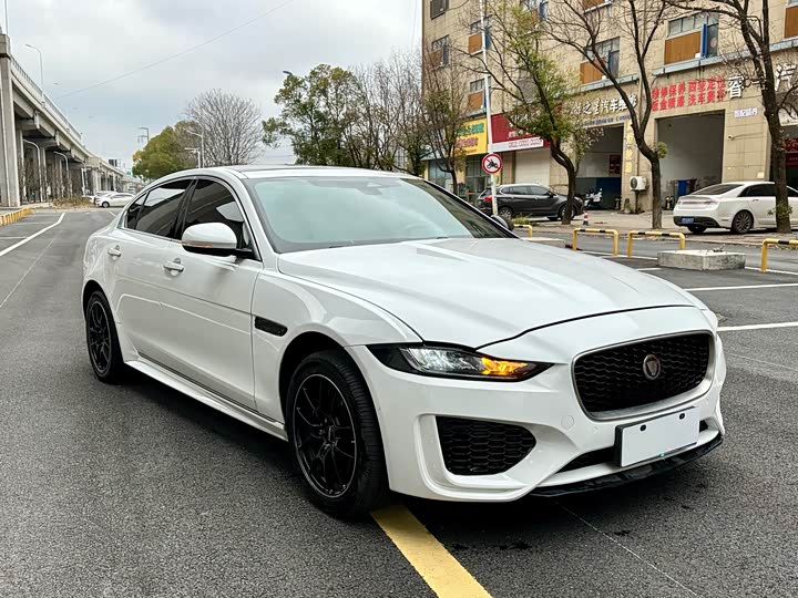 Фото 3 - Jaguar XE L