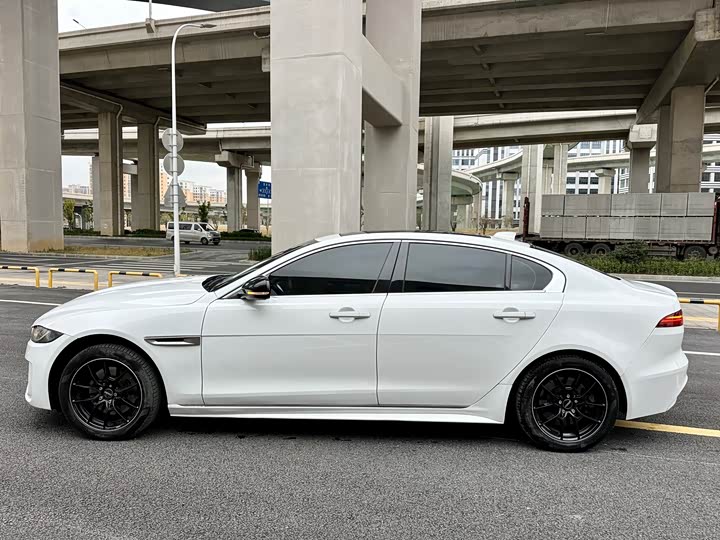 Фото 4 - Jaguar XE L