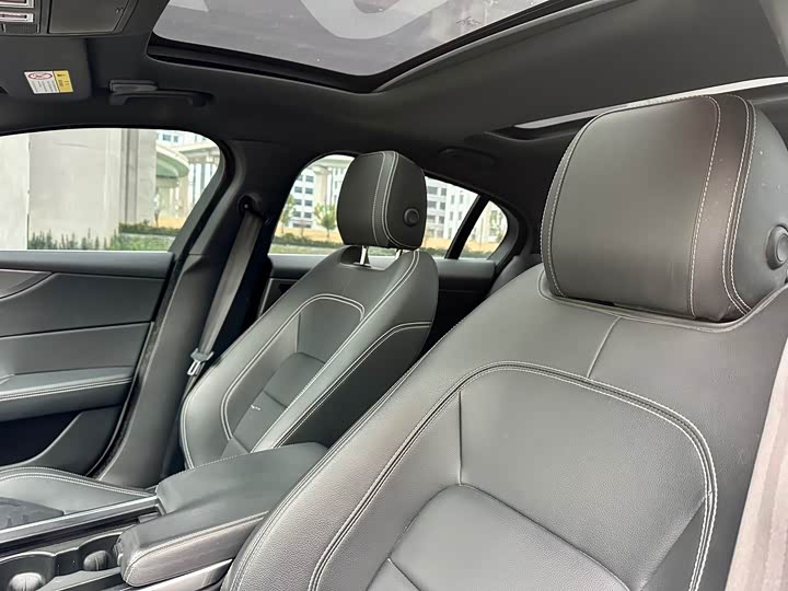 Фото 6 - Jaguar XE L