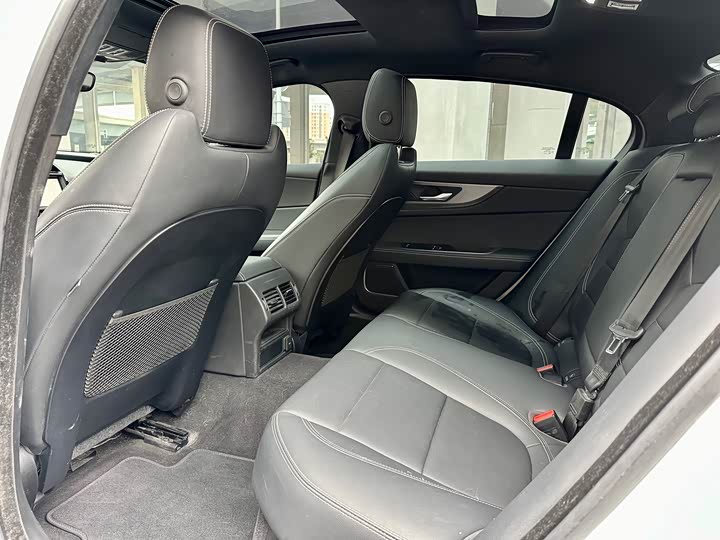 Фото 7 - Jaguar XE L