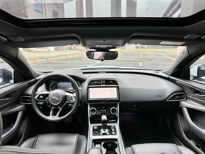 Фото 8 - Jaguar XE L