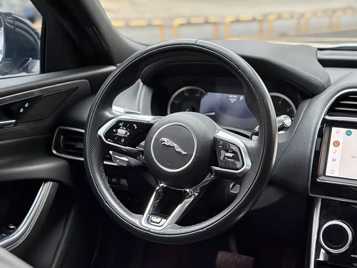Фото 9 - Jaguar XE L