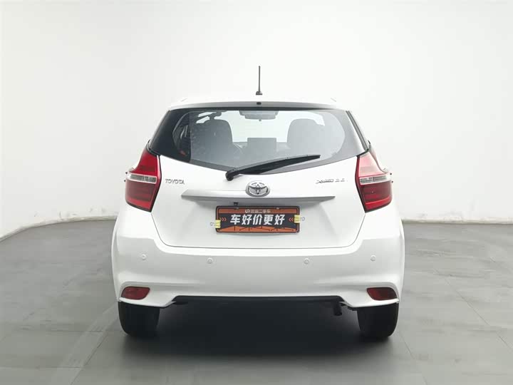 Фото 4 - Toyota Yaris L Hatchback