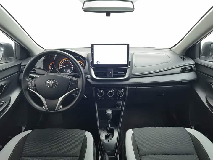 Фото 5 - Toyota Yaris L Hatchback