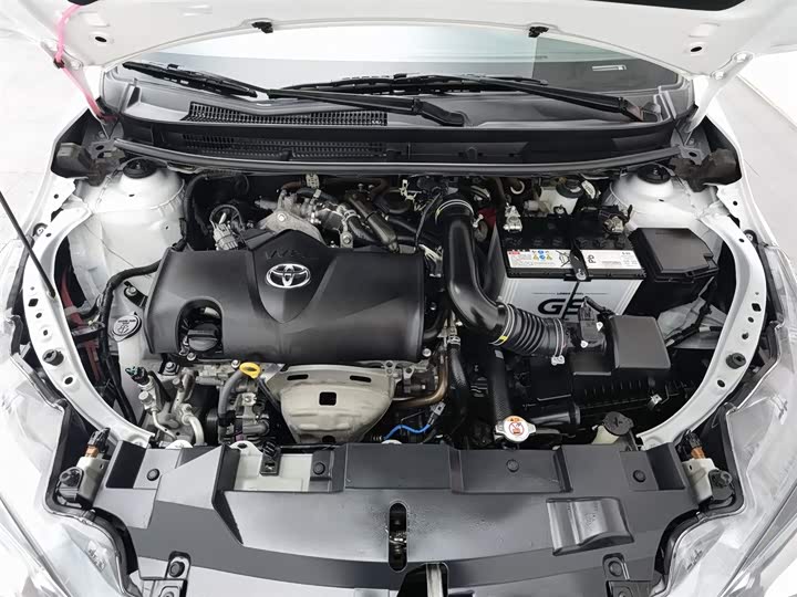 Фото 6 - Toyota Yaris L Hatchback