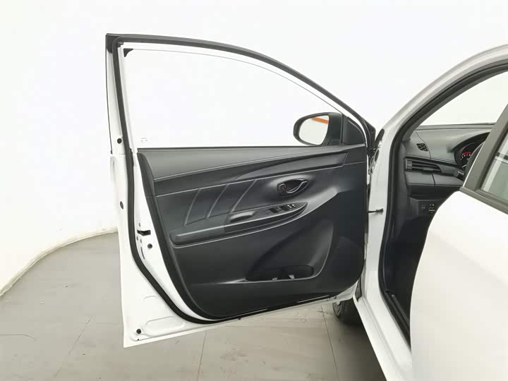 Фото 8 - Toyota Yaris L Hatchback