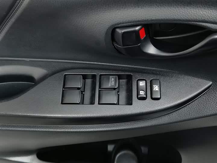 Фото 9 - Toyota Yaris L Hatchback