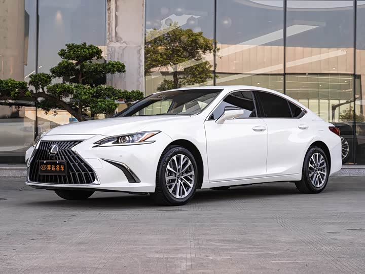 Фото 1 - Lexus ES