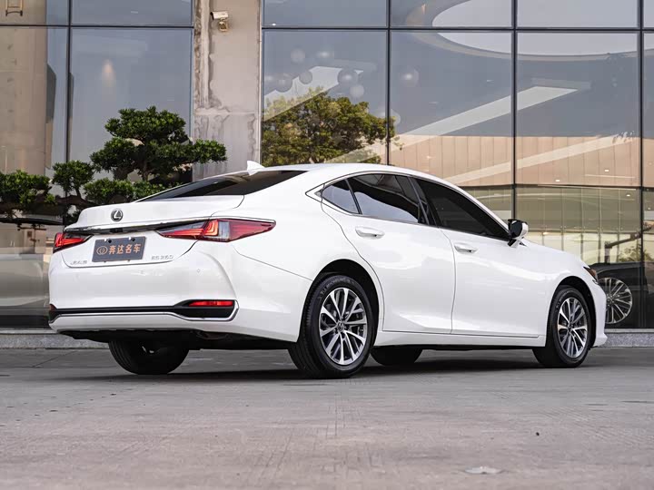 Фото 3 - Lexus ES