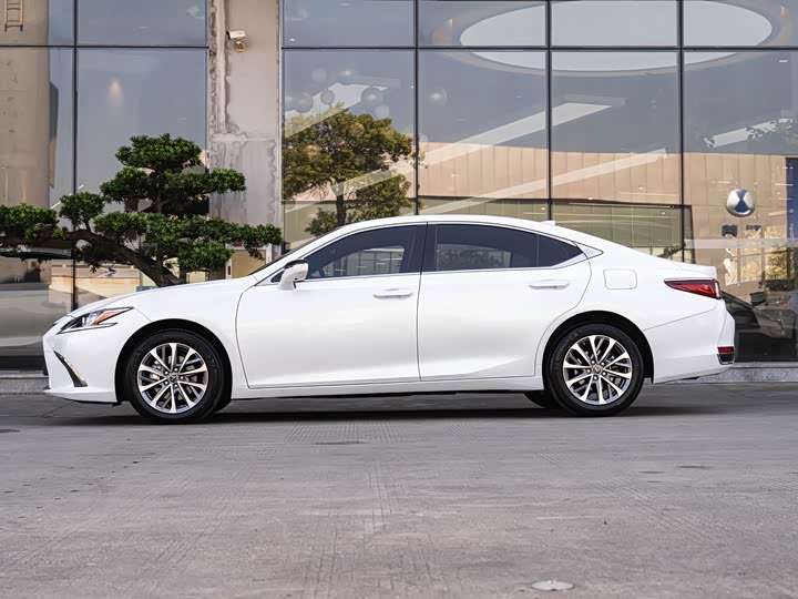 Фото 4 - Lexus ES