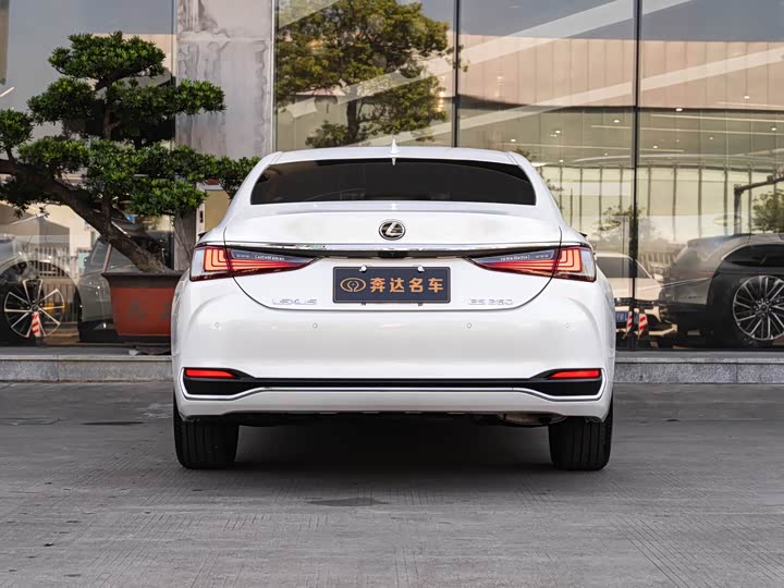 Фото 5 - Lexus ES