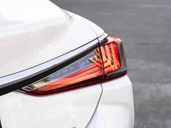 Фото 7 - Lexus ES