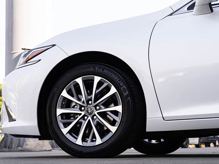 Фото 8 - Lexus ES