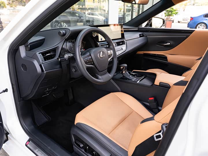 Фото 9 - Lexus ES