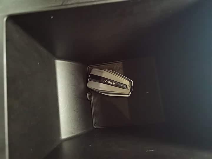 Фото 9 - Geely Coolray