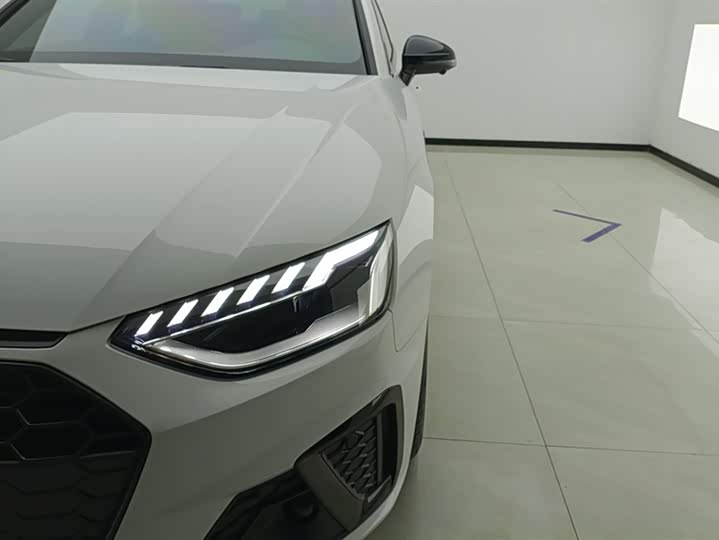 Фото 5 - Audi A4L