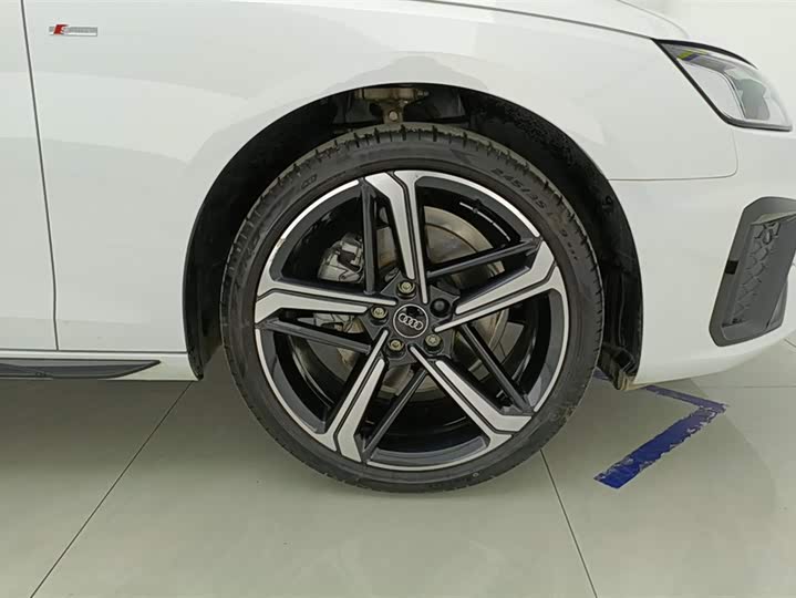 Фото 6 - Audi A4L