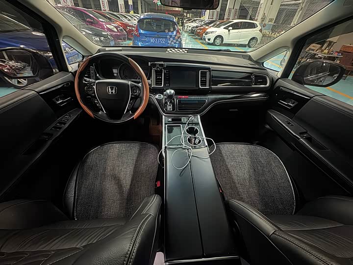 Фото 9 - Honda Elysion