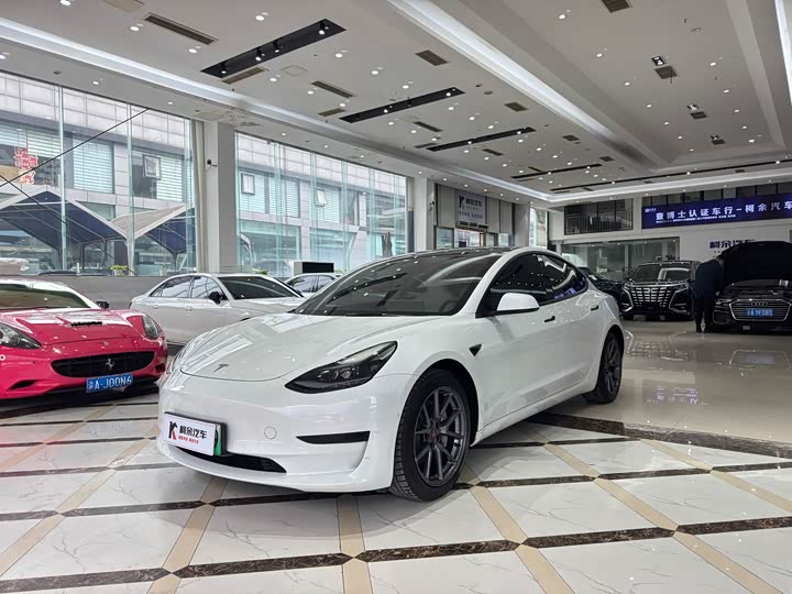 Фото 2 - Tesla Model 3