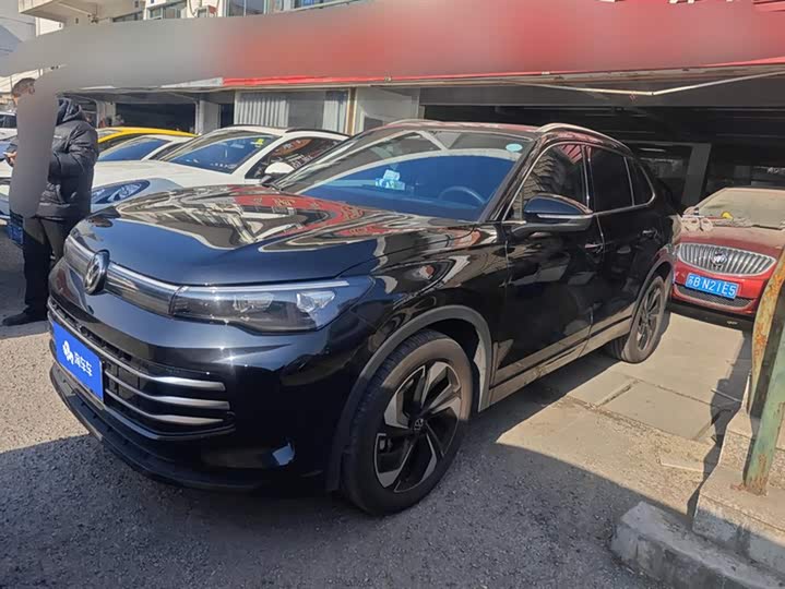 Фото 1 - Volkswagen Tiguan L Pro