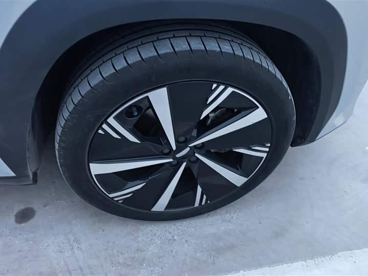 Фото 6 - Geely Atlas L