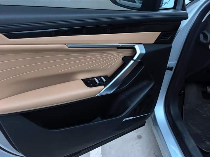 Фото 7 - Geely Atlas L