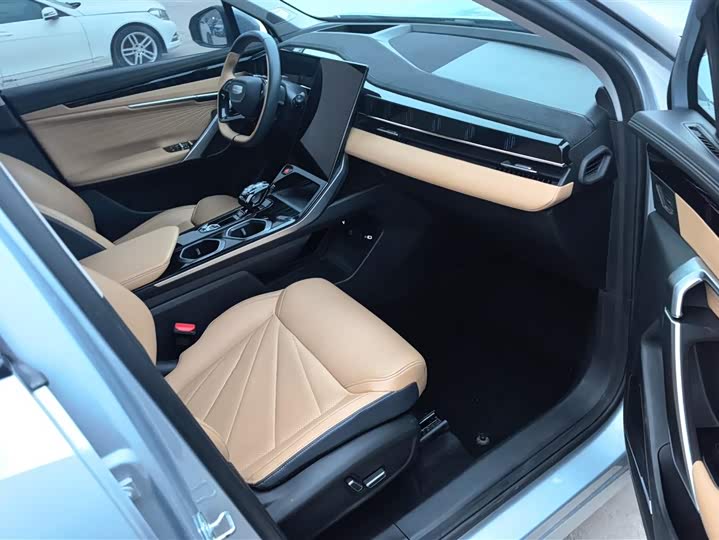 Фото 8 - Geely Atlas L