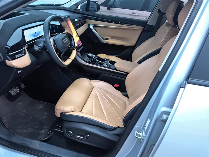 Фото 9 - Geely Atlas L