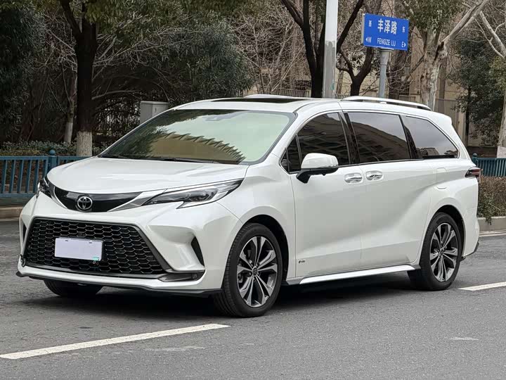 Фото 1 - Toyota Granvia