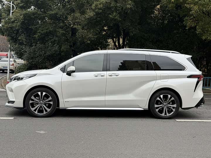 Фото 3 - Toyota Granvia