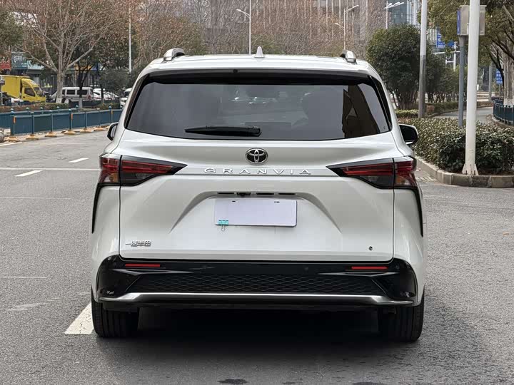 Фото 4 - Toyota Granvia