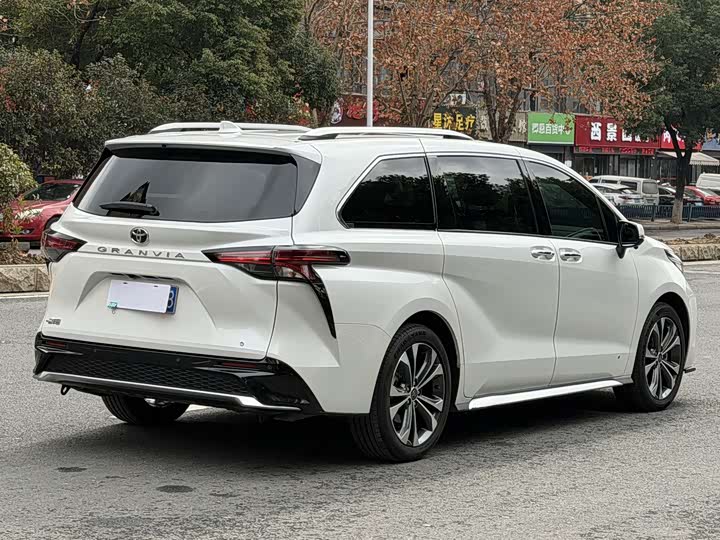 Фото 5 - Toyota Granvia